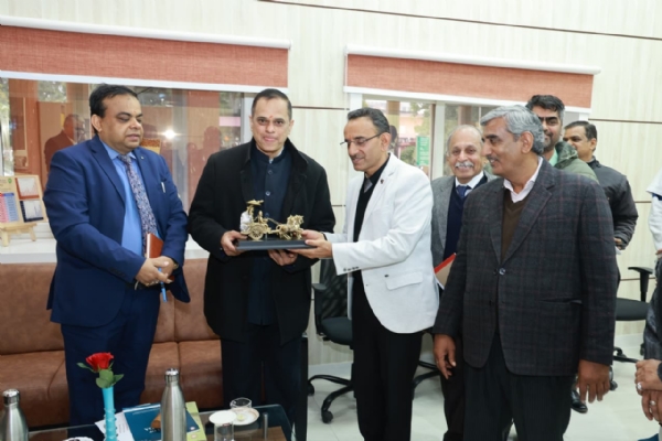 राष्ट्रीय आयुर्वेद संस्थान जयपुर में मुख्य सचिव ने दौरा कर ओपीडी,आईपीडी व पंचकर्म सहित अन्य विभागों की कार्यप्रणाली की ली जानकारी