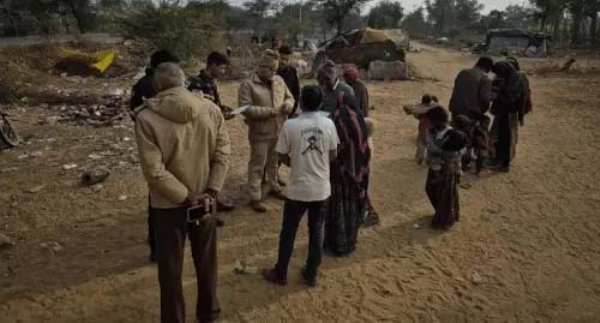 दस्तावेजों की जांच करती हुई पुलिस।