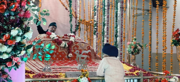 गुरुद्वारा में हो रही अरदास