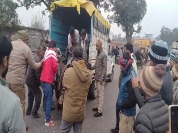 घायल को इलाज के लिए ले जाते घायल को इलाज के लिए ले जाते