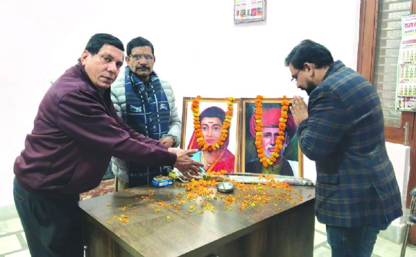 श्रद्धासुमन अर्पित करते हुए