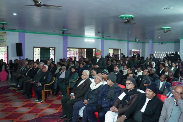 दीवानी न्यायालय सभागार में बैठे अधिवक्ता