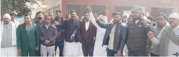 आरोपियों की गिरफ्तारी की मांग को लेकर रोष जताते परिजन।