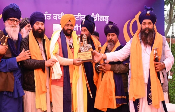 हरियाणा के मुख्यमंत्री नायब सैनी काे सम्मानित करते निहंग सिंह