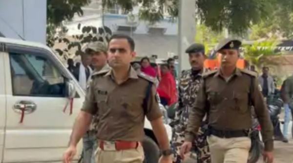 छापेमारी करते एसपी