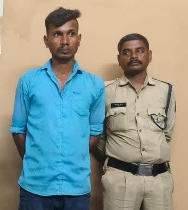 आरोपित युवक मुकेश साहू पुलिस के साथ।