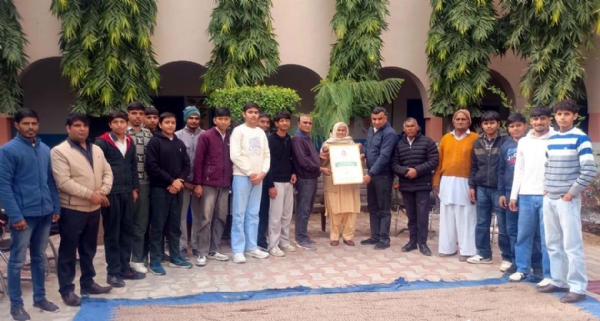 माता भुला देवी को अवार्ड देकर सम्मानित करते क्लब पदाधिकारी।