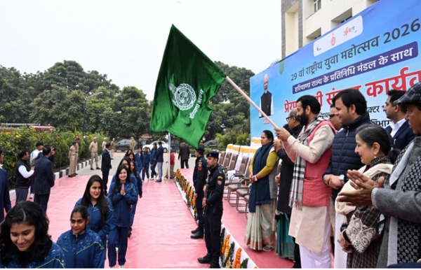 हरियाणा के मुख्यमंत्री युवाओं के दल काे झंडी दिखाकर रवाना करते हुए