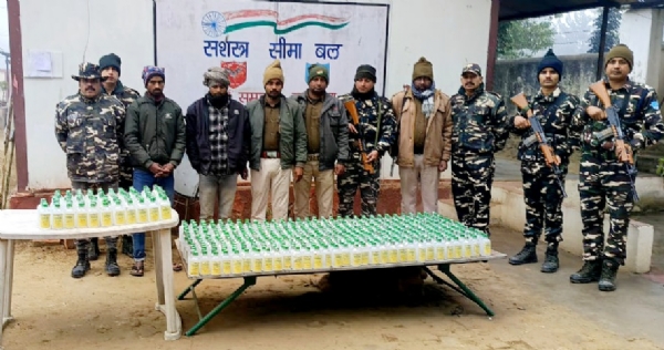 पकड़े शराब तस्कर व शराब के साथ एसएसबी के जवान