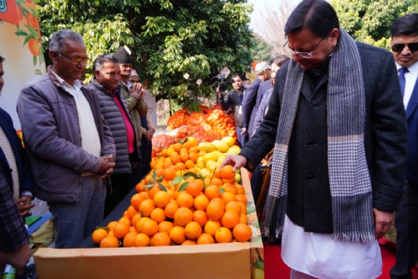 राजकीय उद्यान सर्किट हाउस गढ़ीकैंट में उत्तराखंड माल्टा महोत्सव में मुख्यमंत्री पुष्कर सिंह धामी स्टालो का अवलोकन करते।। राजकीय उद्यान सर्किट हाउस गढ़ीकैंट में उत्तराखंड माल्टा महोत्सव में मुख्यमंत्री पुष्कर सिंह धामी स्टालो का अवलोकन करते।।