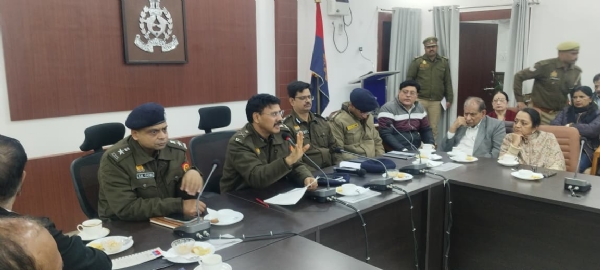 पुलिस सभागार में मौजूद पुलिस के आलाधिकारी व चिकित्सक