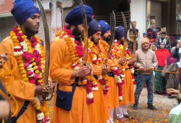 शोभा यात्रा में शामिल पंच प्यारे