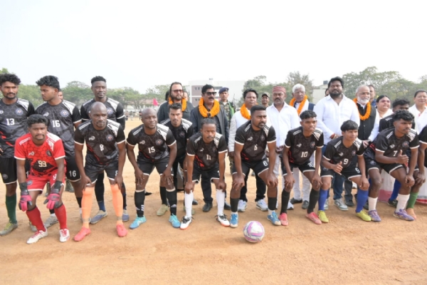 कार्यक्रम में शामिल मुख्‍यअतिथ‍ि सहित अन्‍य लोगों की तस्‍वीर