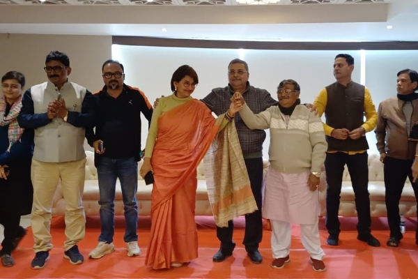 हाथ में हाथ मिलाए असित और रचना