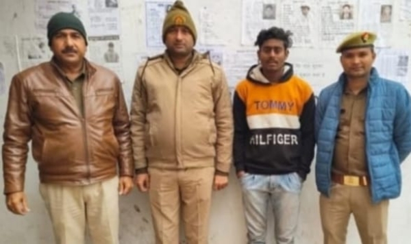 20 हजार के इनामिया गैंगस्टर के साथ पुलिस।
