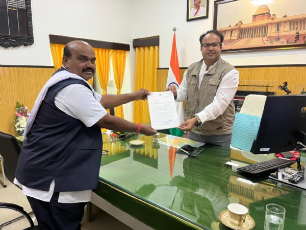 नैला नहरिया बाबा मंदिर के पास फुट ओवर ब्रिज की मांग, विधायक ब्यास कश्यप ने डीआरएम को सौंपा ज्ञापन