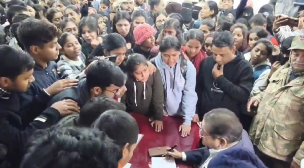 मौके पर मौजूद छात्र मौके पर मौजूद छात्र