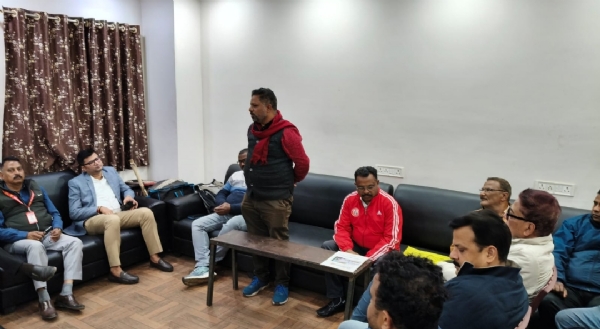 मीडिया कब क्रिकेट 2026 की जानकारी देते क्लब के अध्यक्ष मनोज सिंह