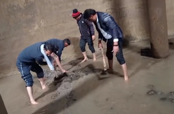 सागर : नगर निगम आयुक्त और निगम अध्यक्ष ने खुद की पानी की टंकी की सफाई