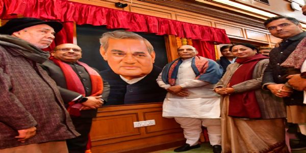 दिल्ली विधानसभा में  शनिवार को पूर्व प्रधानमंत्री एवं भारत रत्न अटल बिहारी वाजपेयी चित्र का अनावरण करते रक्षा मंत्री राजनाथ सिंह