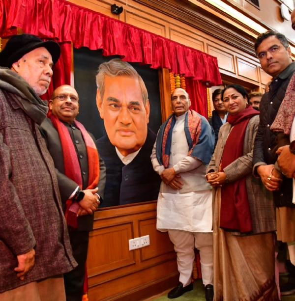 दिल्ली विधानसभा में  शनिवार को पूर्व प्रधानमंत्री एवं भारत रत्न अटल बिहारी वाजपेयी चित्र का अनावरण करते रक्षा मंत्री राजनाथ सिंह