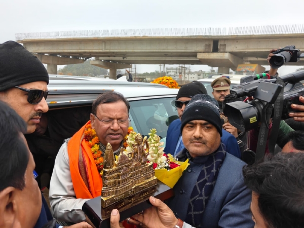 मुरादाबाद की कुंदरकी विधानसभा में भाजपा प्रदेश अध्यक्ष को स्मृति चिन्ह देते कुंदरकी विधायक ठाकुर रामवीर सिंह।