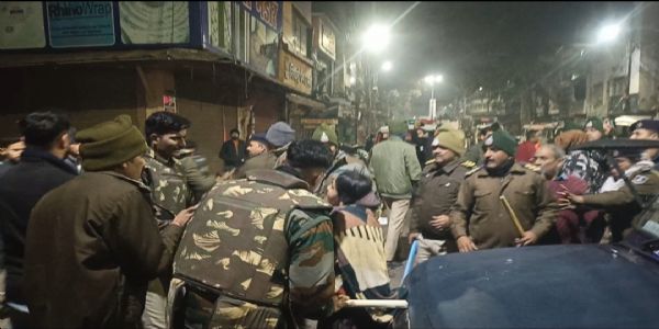 जबलपुर में सामाजिक टिप्पणी के आरोप पर बवाल , भीड़ से आरोपी को बचाने पुलिस को करना पड़ा लाठी चार्ज