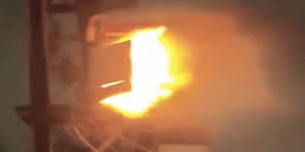 भोपाल के संजय नगर में बिजली पोल के ऊपर डीपी में लगी आग, सप्लाई बंद कर पाया काबू