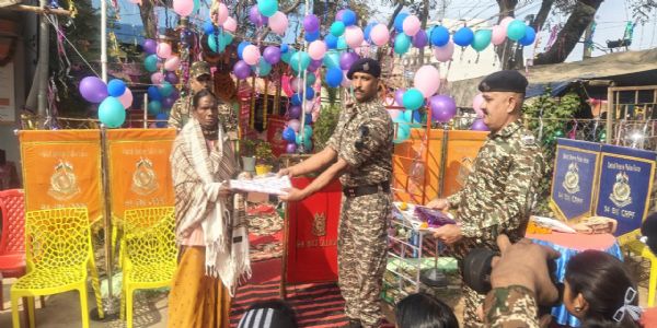 सीआरपीएफ ने शहीद को दी श्रद्धांजलि, पत्नी को किया सम्मानित