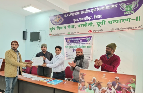 प्रशिक्षण के बाद किसानो प्रमाण पत्र देते प्रशिक्षक
