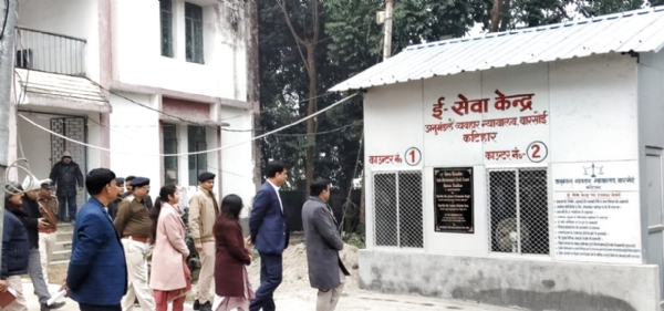 निरिक्षण करते हुए अधिकारी