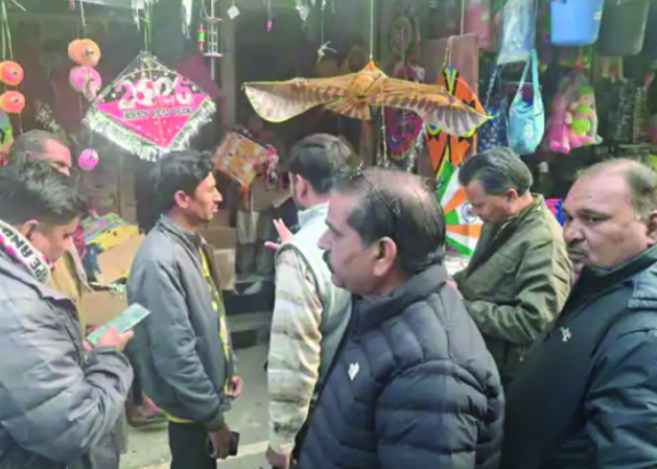 तहसीलदार ने की पतंग दुकानों पर चायनीज मांझे की जांच कि