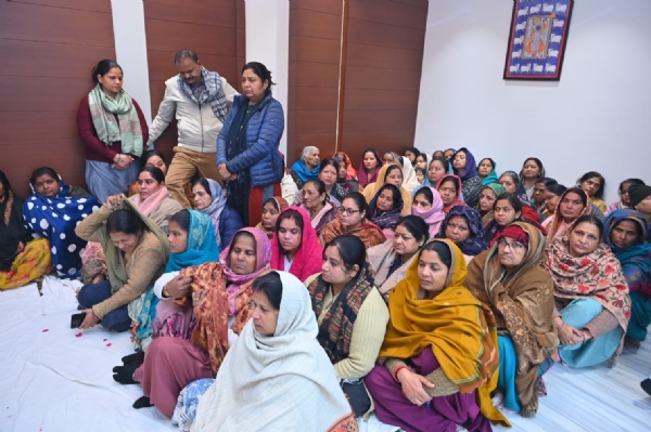 शक्ति नगर कॉलोनी स्थित आवास पर दिवंगत विधायक प्रो. डॉ. श्याम बिहारी लाल के अंतिम दर्शन के लिए पहुंचीं महिलाएं, शोक में डूबा माहौल।