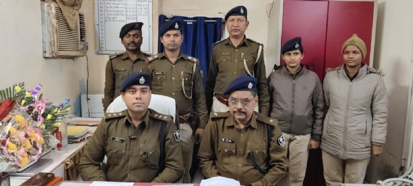 एएसपी अतुलेश झा प्रेस वार्ता करते