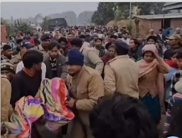 आक्रोशित ग्रामीण जाम लगायें हुए