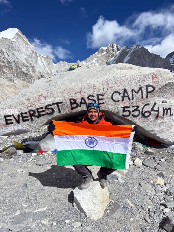माउंट एवरेस्ट बेस कैंप पर तिरंगा फहराने वाले पर्वतारोही नरेन्द्र कुमार।