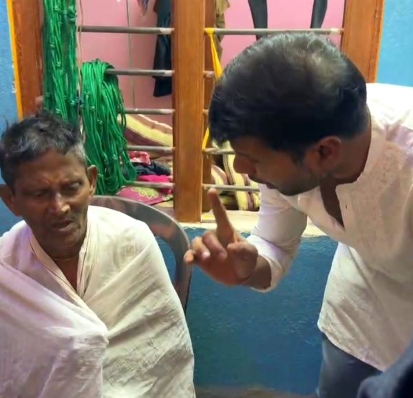 विधायक अशोक डिंडा मृतक भाजपा कर्मी के पहुंचे घर विधायक अशोक डिंडा मृतक भाजपा कर्मी के पहुंचे घर