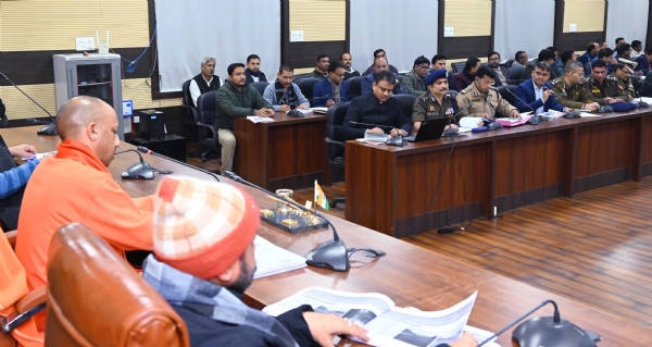 समीक्षा बैठक में मुख्यमंत्री