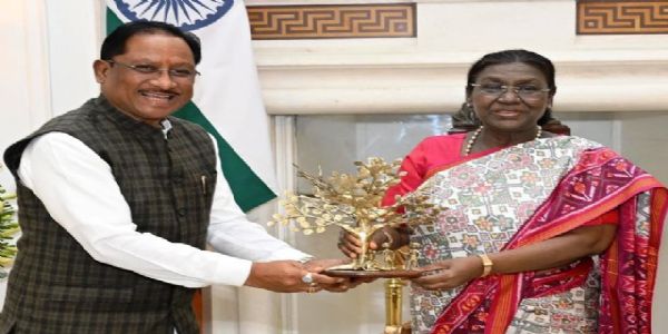 छत्तीसगढ़ के मुख्यमंत्री विष्णु देव साय राष्ट्रपति से मुलाकात के दौरान