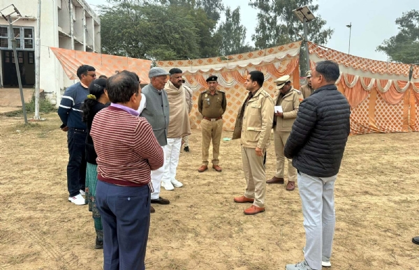 पेटवाड़ गांव में कार्यक्रम स्थल का निरीक्षण करते पुलिस अधीक्षक अमित यशवर्धन और एसडीएम विकास यादव।