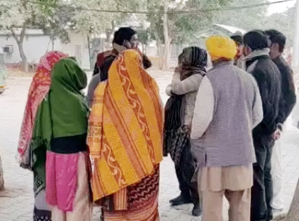 मृतक के परिजन विलाप करते हुए