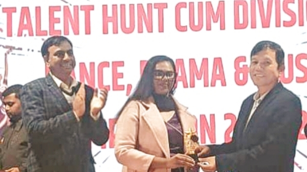 डीआरएम व अन्य अधिकारी डीआरएम व अन्य अधिकारी