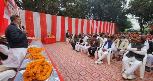 महिलाओं को संबोधित करते सांसद वीरेंद्र