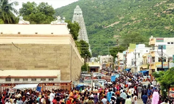 लाखों भक्तों ने तिरुवन्नामलाई के अन्नामलाईयार हिल्स में गिरिवलम किया। लाखों भक्तों ने तिरुवन्नामलाई के अन्नामलाईयार हिल्स में गिरिवलम किया।