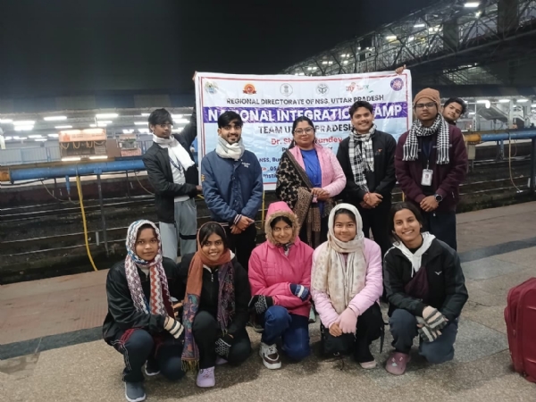 रवाना होते चयनित स्वयंसेवक