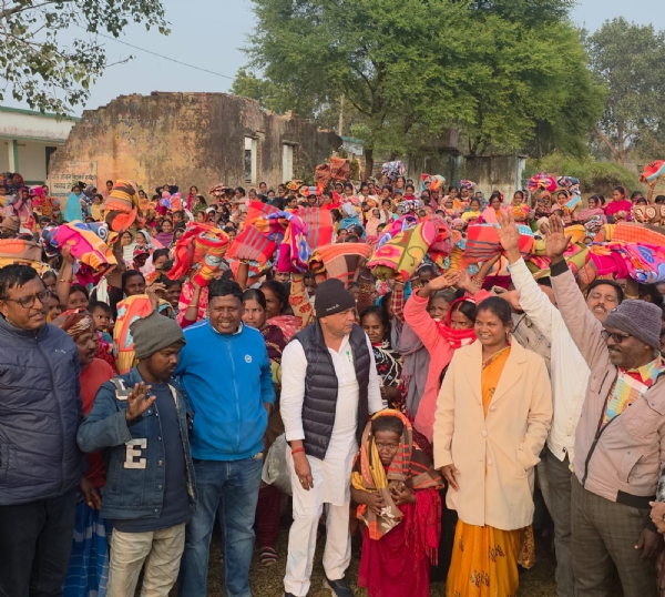 कार्यक्रम शामिल मंत्री इरफान अंसारी सहित ग्रामीणों की तस्‍वीर