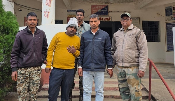 गिरफ्तार दाेनाे आराेपित।