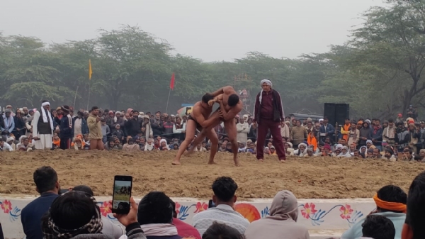 फोटो-दंगल में दांवपेंच दिखाते पहलवान