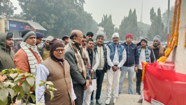 अररिया फोटो:स्मारक स्तंभ पर श्रद्धांजलि कार्यक्रम में विधायक और अन्य