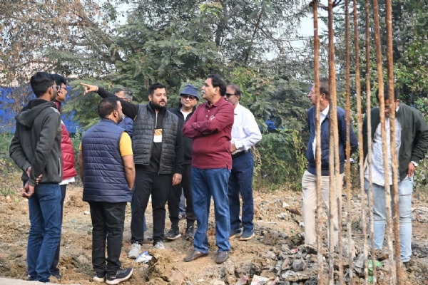 रायपुर पश्चिम विधायक राजेश मूणत अधिकारियों संग कोटा में निर्माणाधीन नवीन महाविद्यालय का निरीक्षण करते हुए रायपुर पश्चिम विधायक राजेश मूणत अधिकारियों संग कोटा में निर्माणाधीन नवीन महाविद्यालय का निरीक्षण करते हुए